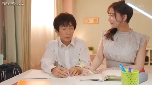 认真 · 书房 · 笔记本 · 两人上半身中景 · 女性身穿浅灰色短袖上衣 · 学习环境