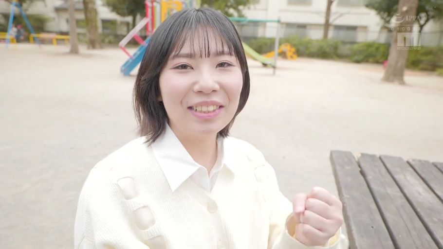 坐姿 · 微笑 · 面部特写 · 白色开衫 · 木桌 · 短发 · 公园 · 握拳