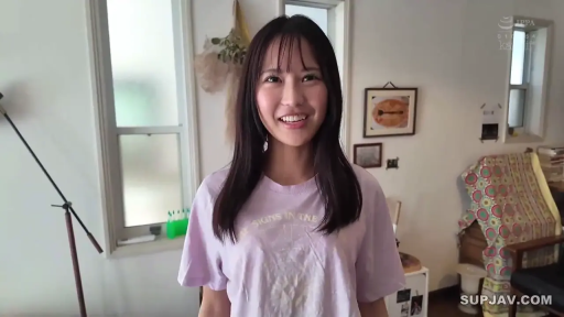 上半身特写 · 开朗 · 室内房间 · 浅紫色印花T恤
