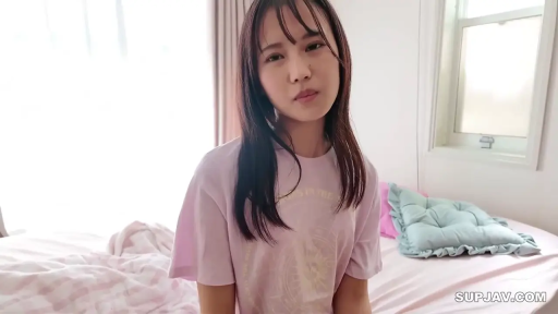 忧郁 · 卧室 · 枕头 · 正坐 · 上半身特写 · 凝视镜头 · 长发女性 · 紫色短袖T恤