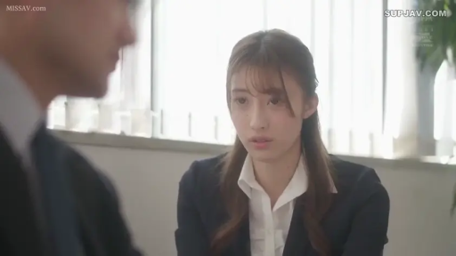 专注 · 办公室 · 深色西装外套 · 女性面部特写