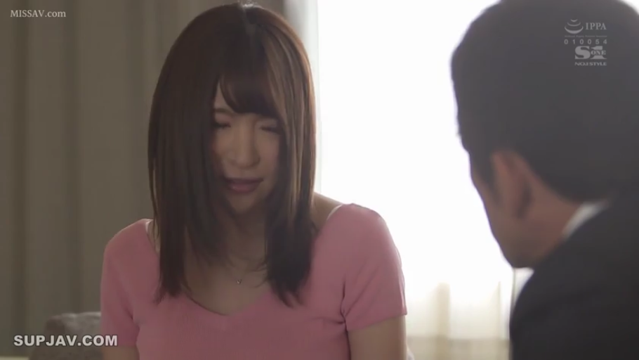 室内 · 害羞 · 粉色短袖上衣 · 女性面部特写