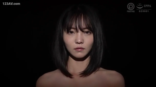 肩部特写 · 裸体 · 摄影棚 · 面无表情 · 高对比度灯光