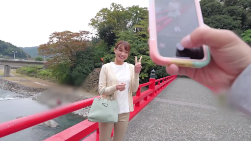 比耶 · 微笑 · 手提包 · 户外 · 拍照 · 米色开衫 · 红色廊桥