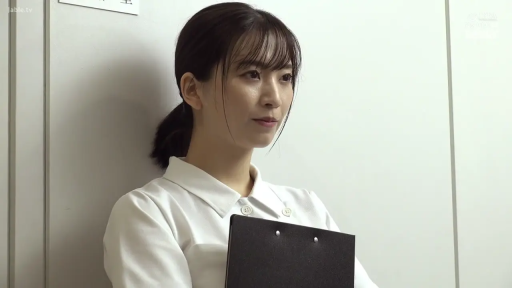 室内 · 护士服 · 站立 · 中景 · 平静 · 文件夹 · 马尾 · 手持文件夹