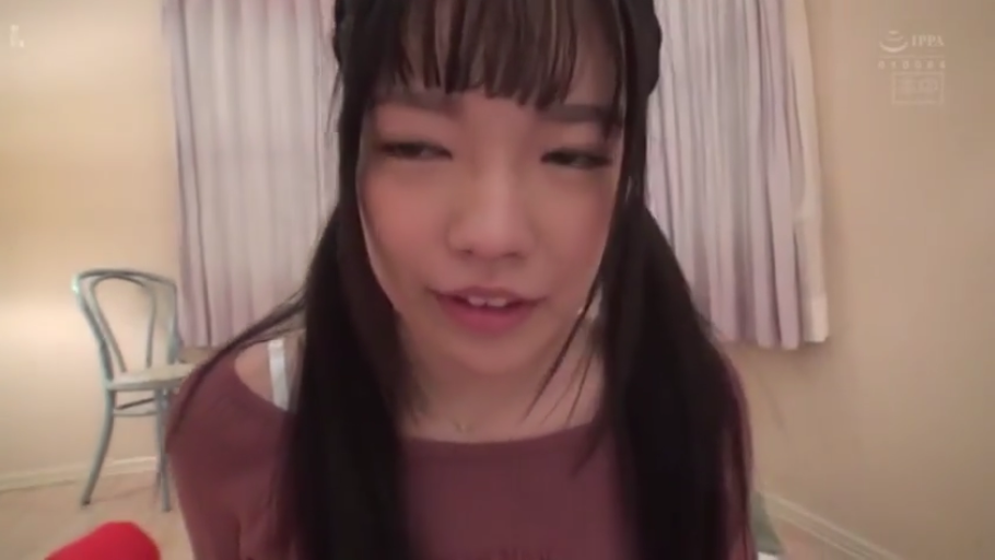 卧室 · 略带倦意 · 面部特写 · 白色内衣肩带