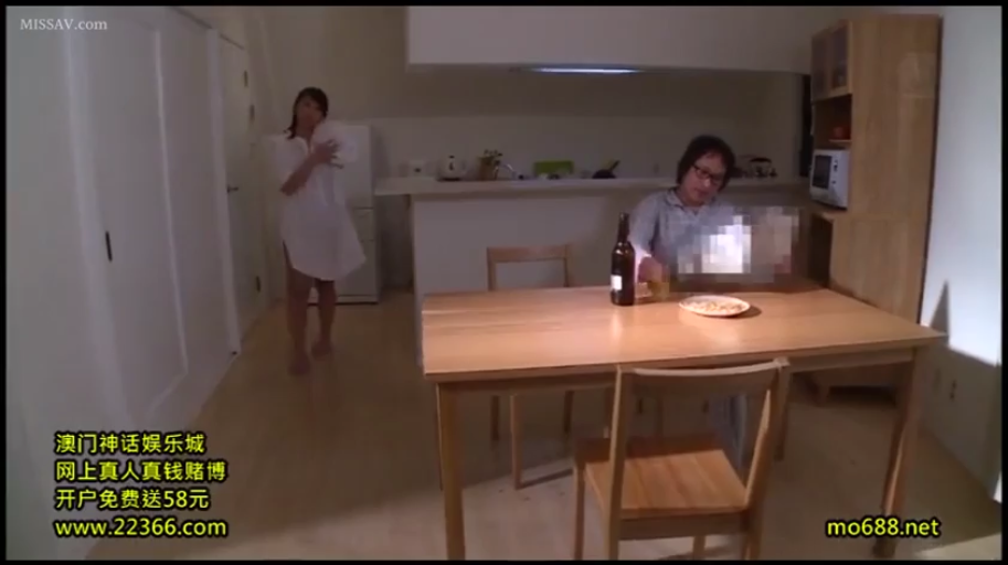 站立 · 全景 · 平静 · 注视 · 室内餐厅 · 白色长衬衫