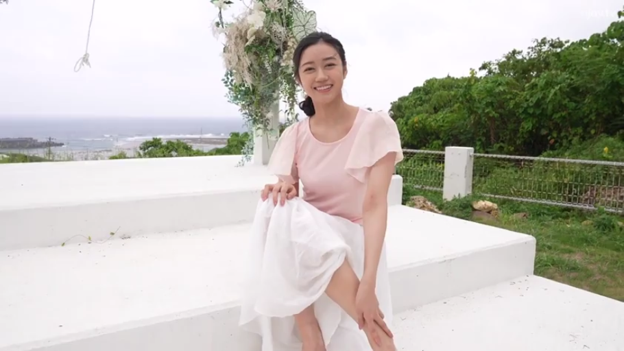 腿部特写 · 白色长裙 · 甜美笑容 · 海边露台 · 花卉装饰
