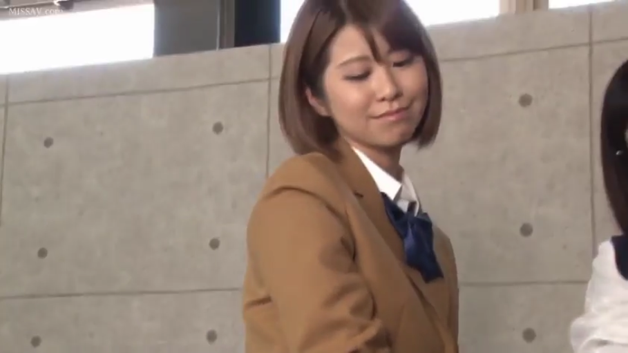 室内 · 校服 · 站立 · 微笑 · 半身 · 注视 · 短发