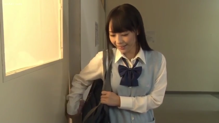 站姿 · 微笑 · 制服 · 走廊 · 半身像 · 单肩包 · 黑长直 · 整理书包