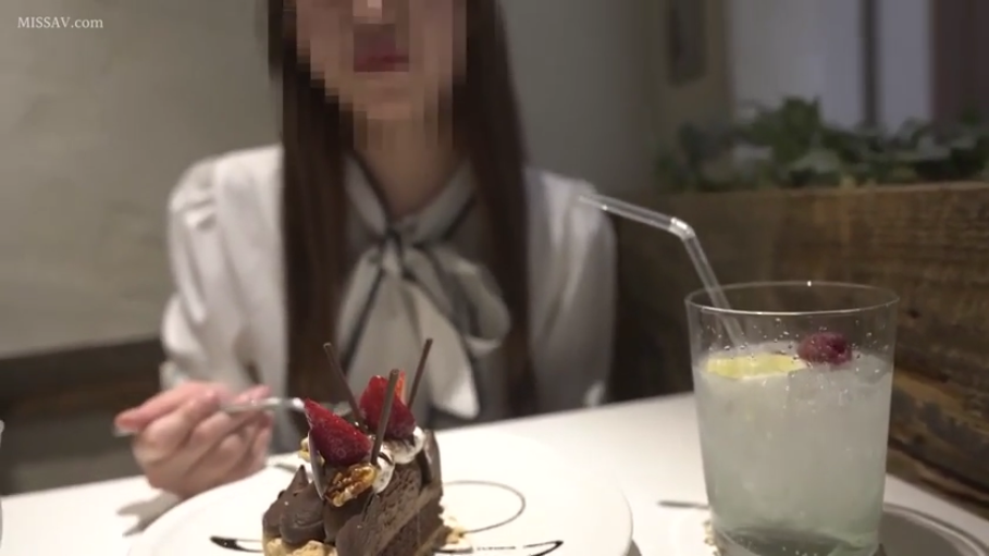 餐厅 · 餐具 · 白色领结衬衫 · 面部模糊处理 · 画面有水印 · 甜点特写