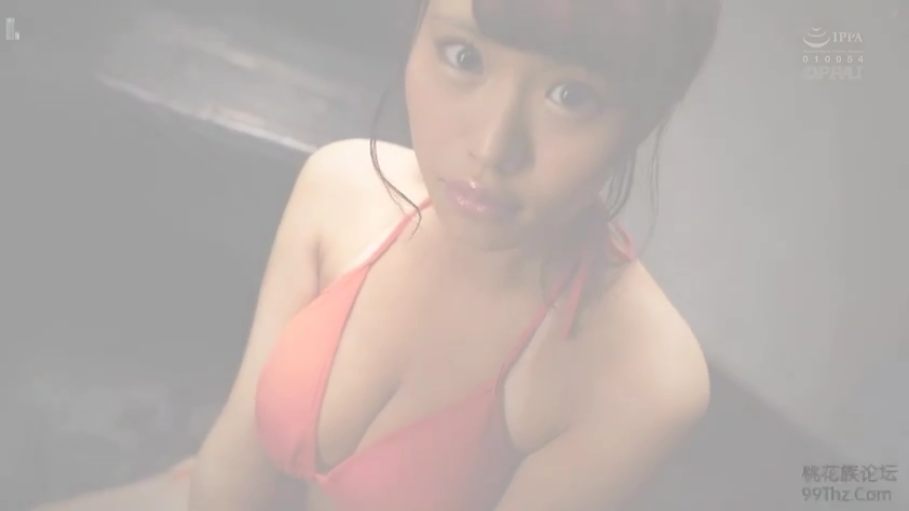 面部特写 · 浴室 · 迷茫 · 粉色比基尼 · 水雾