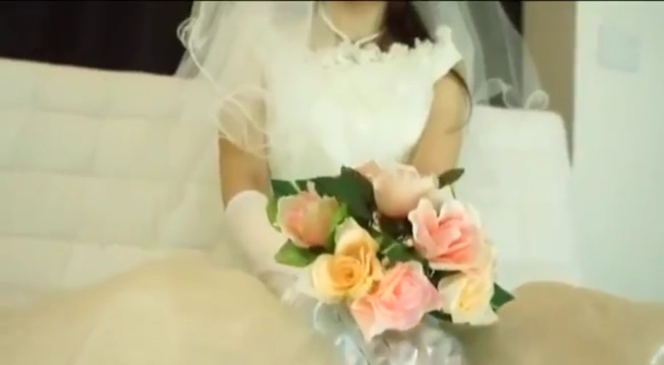 婚房 · 白色长手套 · 捧花特写 · 新娘捧花 · 无法辨识表情