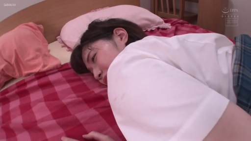 卧室 · 面部特写 · 趴卧 · 学生装