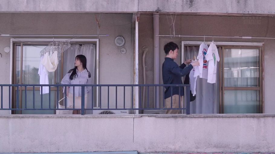 站立 · 自然 · 远景 · 否 · 便装 · 衣架 · 阳台 · 晾衣