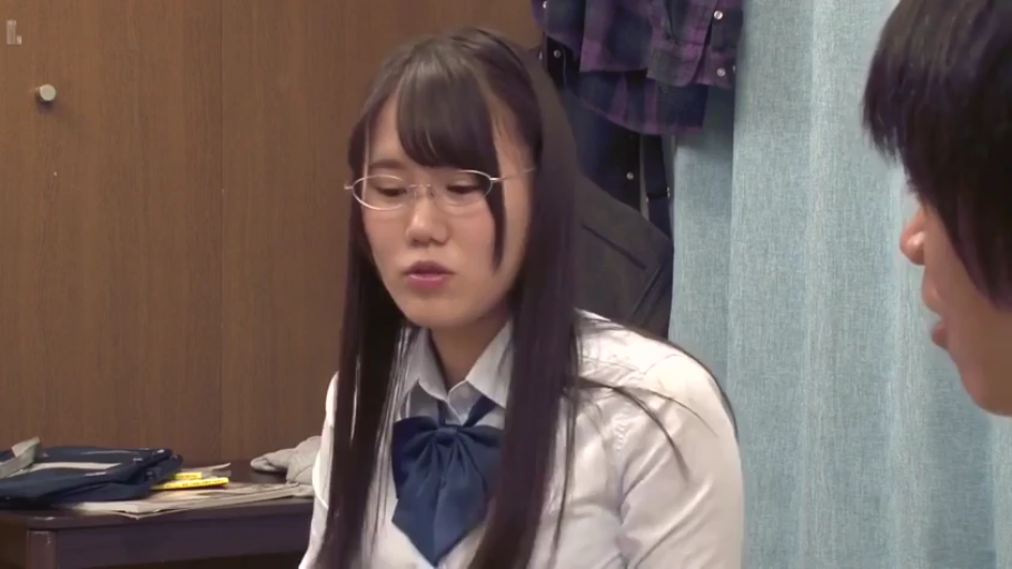 教室 · 眼镜 · 交谈中 · 头部及肩部中景 · 白色长袖校服衬衫 · 背景有窗帘和挂着的衣物