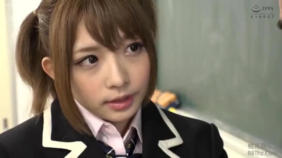 教室 · 脸部特写 · 站姿 · 对话 · 学生制服 · 认真 · 黑板 · 日本AV