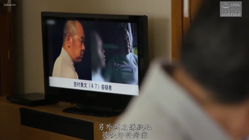 室内 · 电视机 · 电视屏幕上的新闻报道 · 新闻报道字幕
