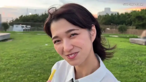面部特写 · 户外草地 · 羞涩表情 · 吸管 · 白色翻领上衣