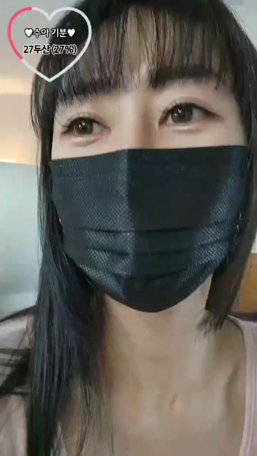 脸部特写 · 微笑 · 黑色口罩 · 浅粉色上衣 · 室内直播间 · 韩文ID