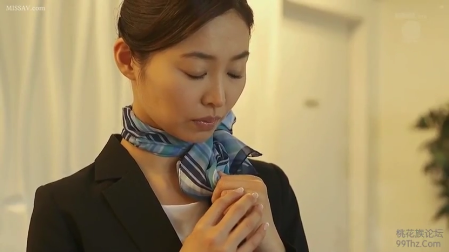 室内 · 专注 · 站立 · 上半身特写 · 整理衣物 · 职场制服 · 丝巾 · 空姐风