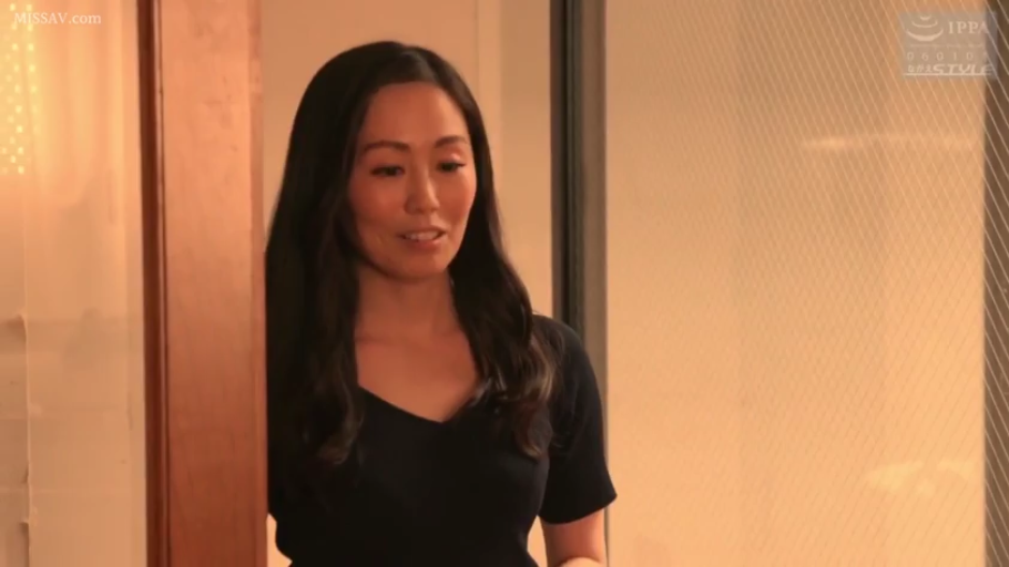 房间门口 · 微笑 · 黑色短袖上衣 · 脸部中景