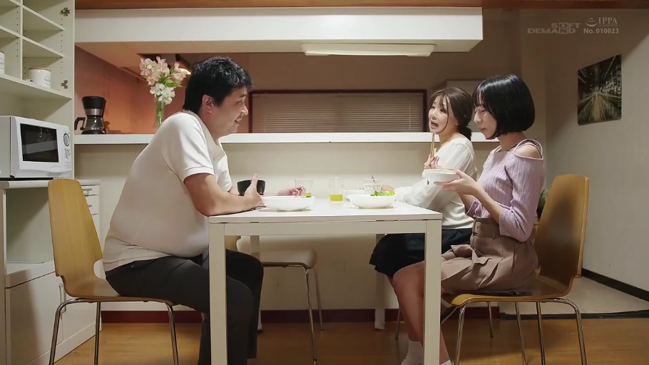 餐厅 · 筷子 · 长袖休闲上衣 · 交谈中