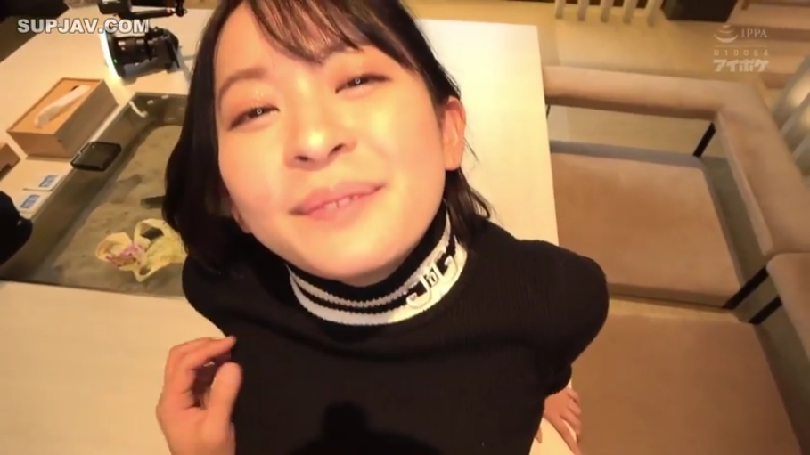 室内 · 脸部特写 · 微笑 · 桌子 · 注视镜头 · 俯拍 · 身体前倾 · 黑色高领毛衣