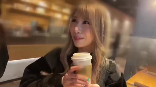 温柔 · 手部特写 · 咖啡杯 · 咖啡馆 · 深色外套