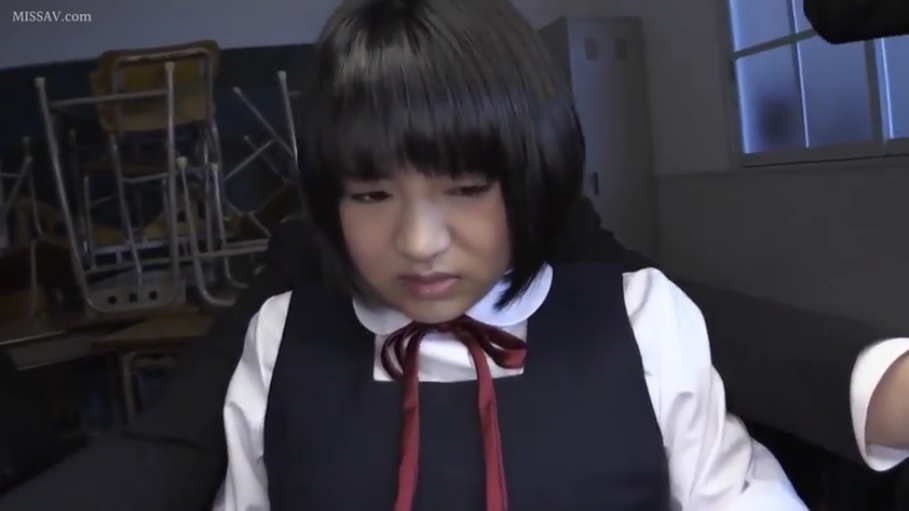 坐姿 · 教室 · JK制服 · 中景特写