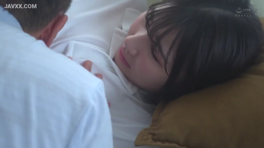 床上 · 白色衬衫 · 闭眼享受 · 前戏 · 男人背部