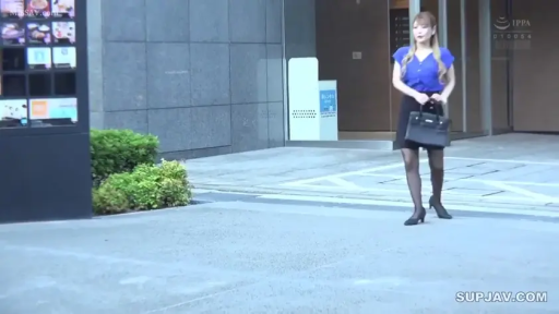 全身 · 蓝色短袖 · 平静 · 手提包 · 行走 · 长发 · 走路 · 户外街头