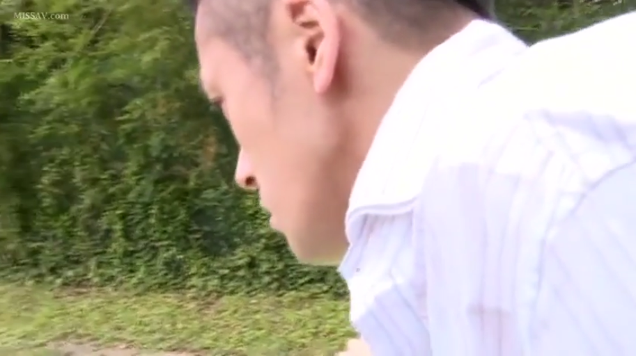 集中 · 草地 · 自然光 · 男性头部侧面特写 · 白色竖条纹衬衫