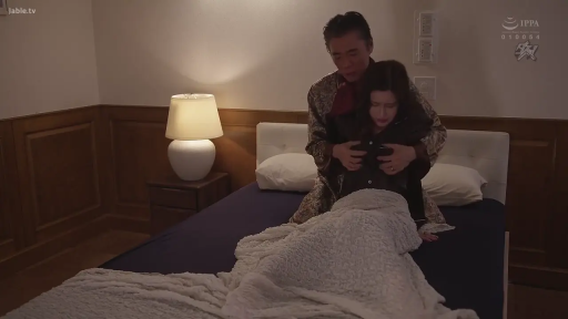 床 · 台灯 · 上半身中景 · 室内灯光昏暗 · 女人面带羞涩 · 亲昵抚摸 · 女人穿深色睡衣