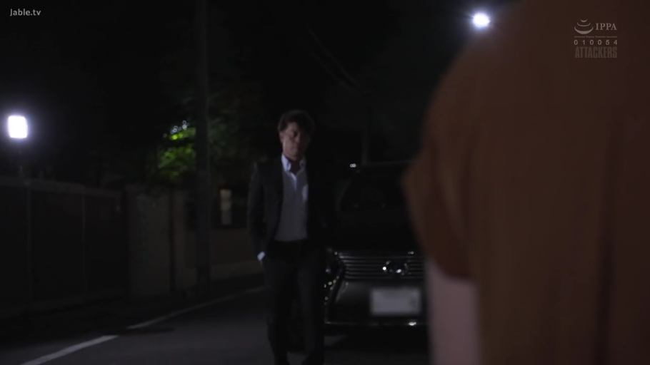 站立 · 中景 · 街道 · 西装