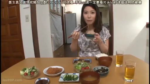 室内 · 坐姿 · 平静 · 半身 · 居家 · 进食 · 碎花上衣 · 筷子