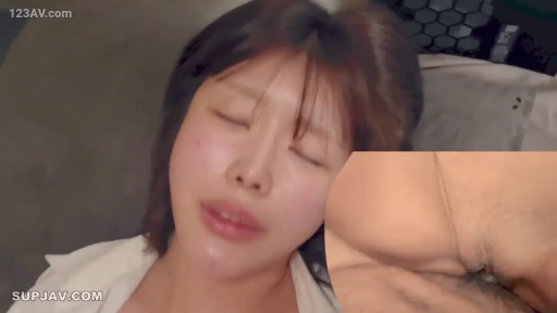 私处 · 卧室 · 自慰 · 仰卧 · 床单 · 开襟白衬衫 · 画中画 · 闭目陶醉