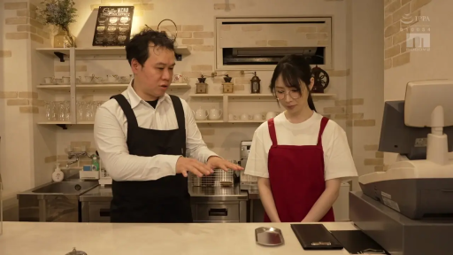 围裙 · 两人上半身特写 · 咖啡厅吧台 · 女：白T恤红围裙 · 男店员认真讲解 · 店内陈设温馨