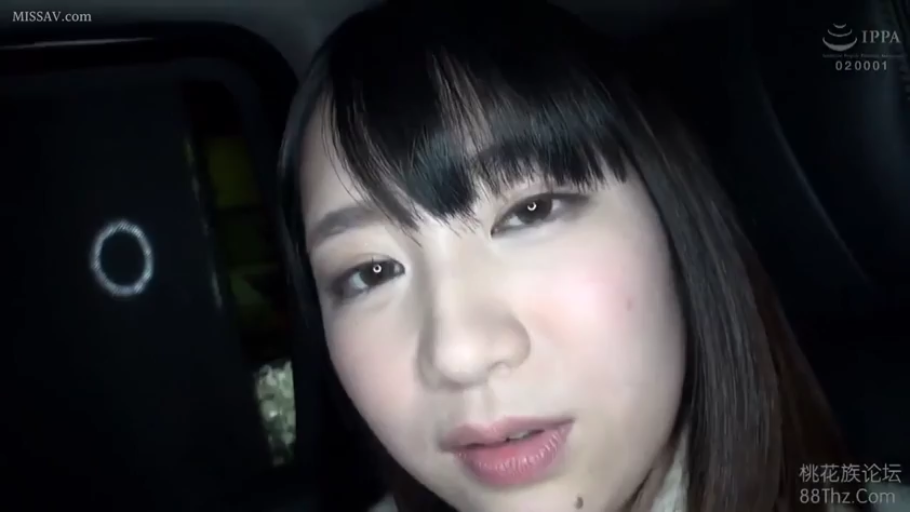 眼神交流 · 略带羞涩 · 汽车内部