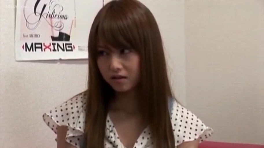 室内 · 坐姿 · 面部特写 · 谈话 · 长发 · 海报 · 波点衬衫 · 嫌弃