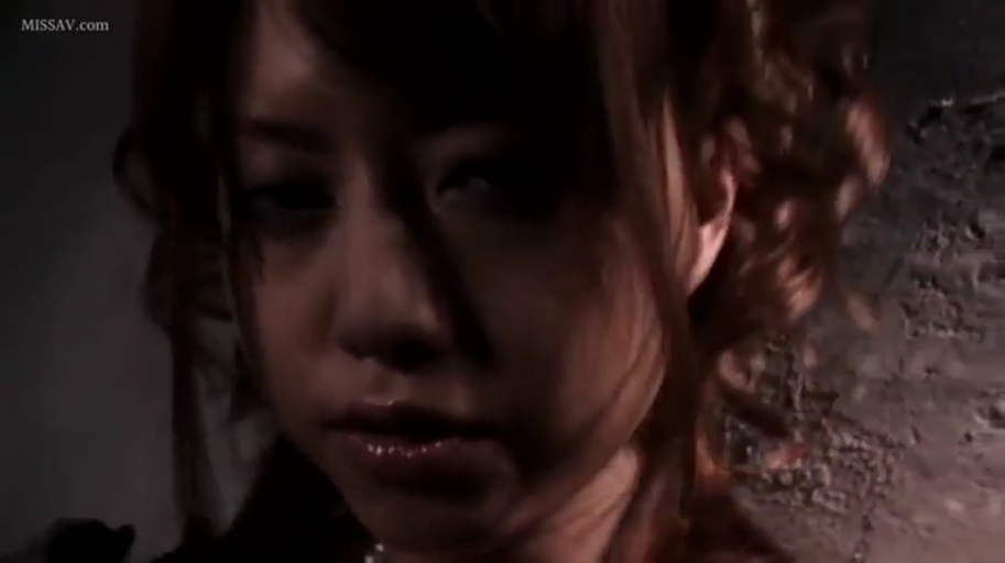 室内 · 脸部特写 · 诱惑 · 凝视 · 常服 · 正面 · 暗光