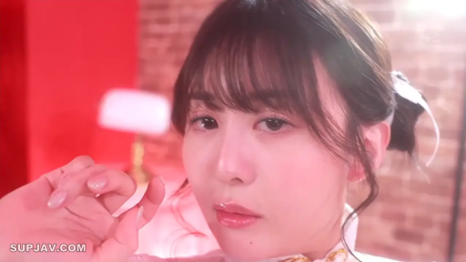 室内 · 脸部特写 · 白色上衣 · 诱惑 · 凝视 · 正面 · 日本女优