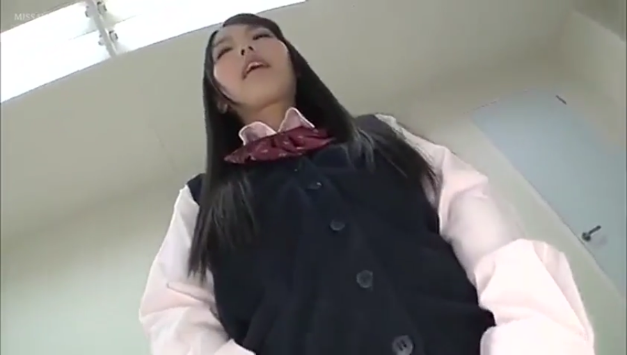 室内 · 脸部特写 · 领结 · 神情迷离