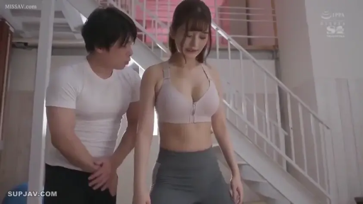 若有所思 · 上半身特写 · 淡粉色运动内衣 · 楼梯旁 · 汗水痕迹