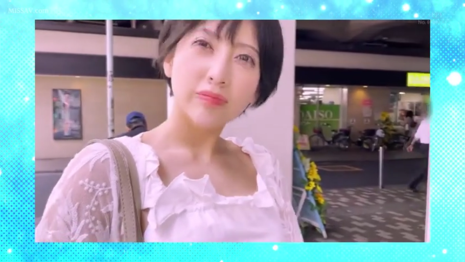 站立 · 平静 · 半身特写 · 白色蕾丝上衣 · 对视 · 短发 · 单肩包 · 户外街头