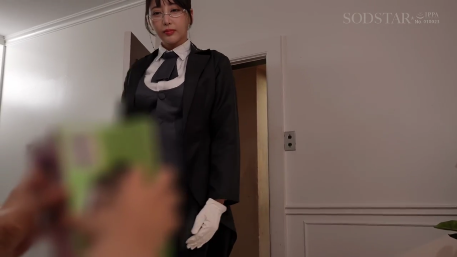 站立 · 房间 · 俯视 · 冷淡 · 半身照 · 西装制服