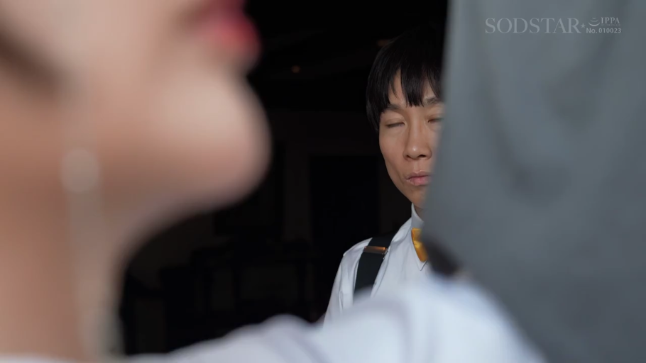 室内 · 冷静 · 黄色领结 · 领结 · 前景模糊人物轮廓