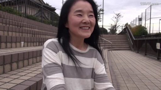 坐姿 · 交谈 · 中景 · 微笑 · 条纹衫 · 熟女 · 户外阶梯