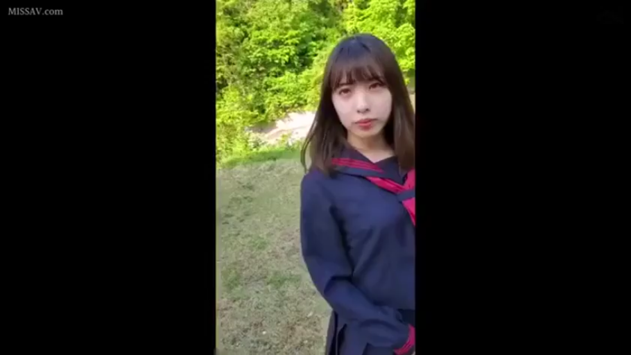 上半身特写 · 注视 · 草地 · 日式水手服学生制服