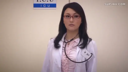 医院 · 白大褂 · 站立 · 注视 · 熟女 · 冷静 · 听诊器 · 半身照